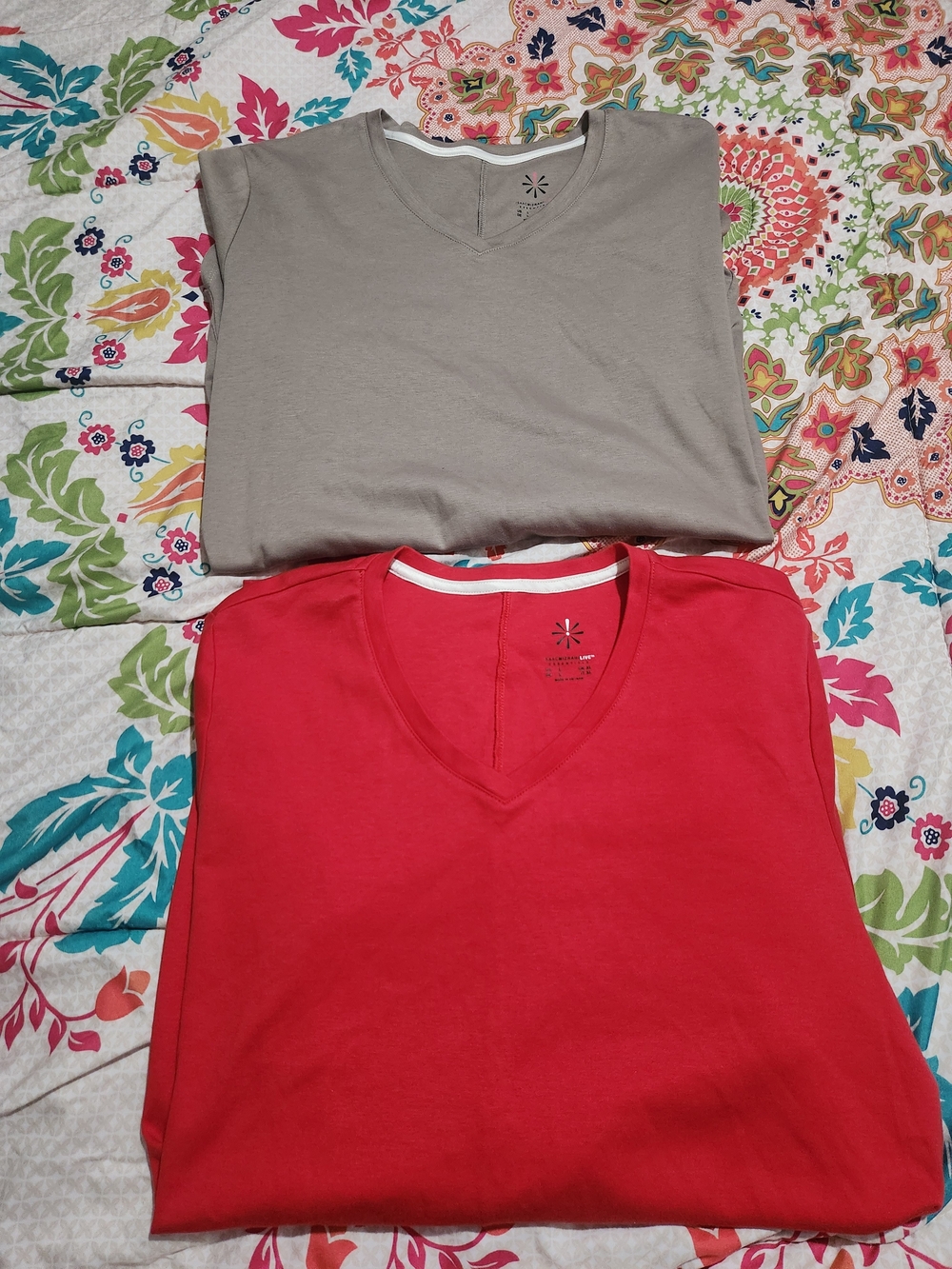 Isaac Mizrahi Taupe and Red Long Sleeve V-Neck Tees Pima Cotton